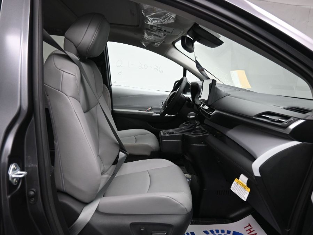 Grey Toyota Sienna image number 8