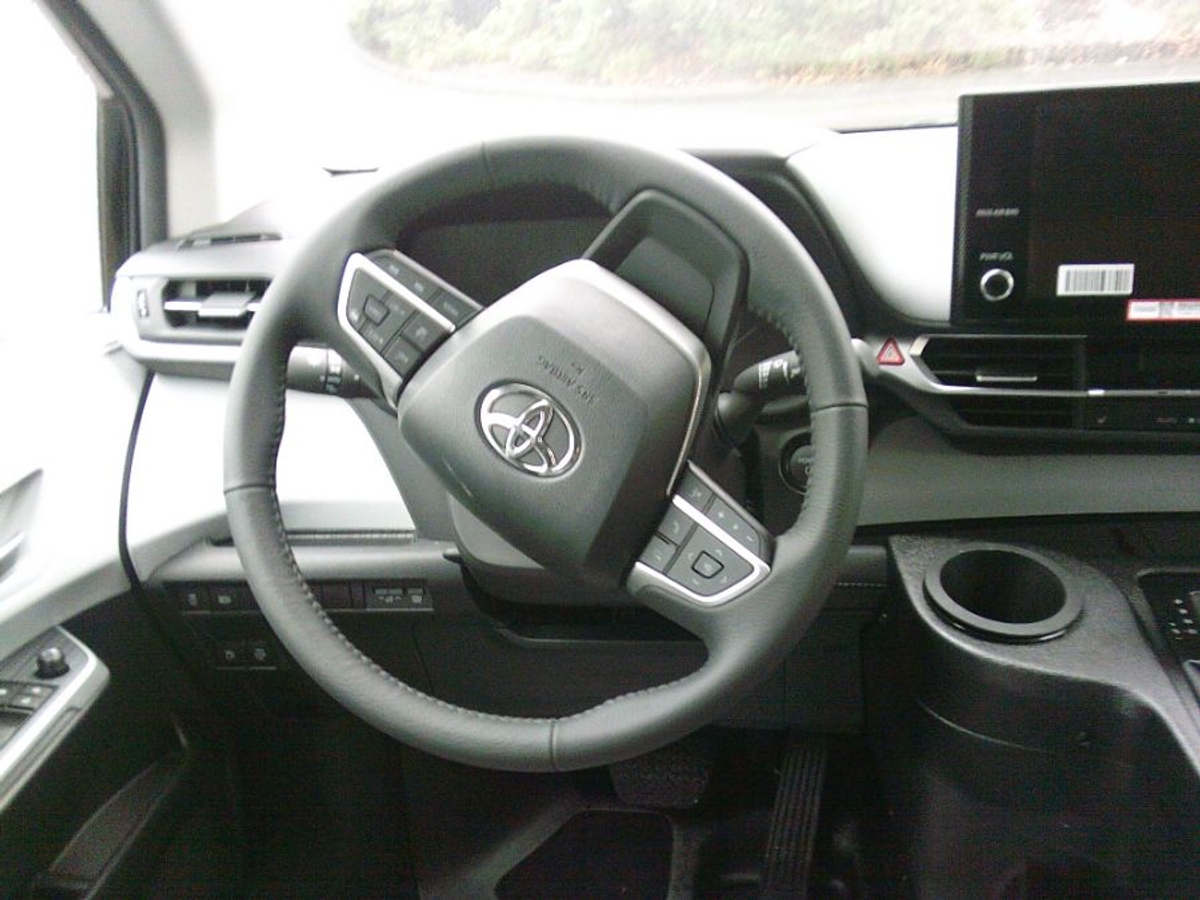2025 TOYOTA SIENNA - Image 12