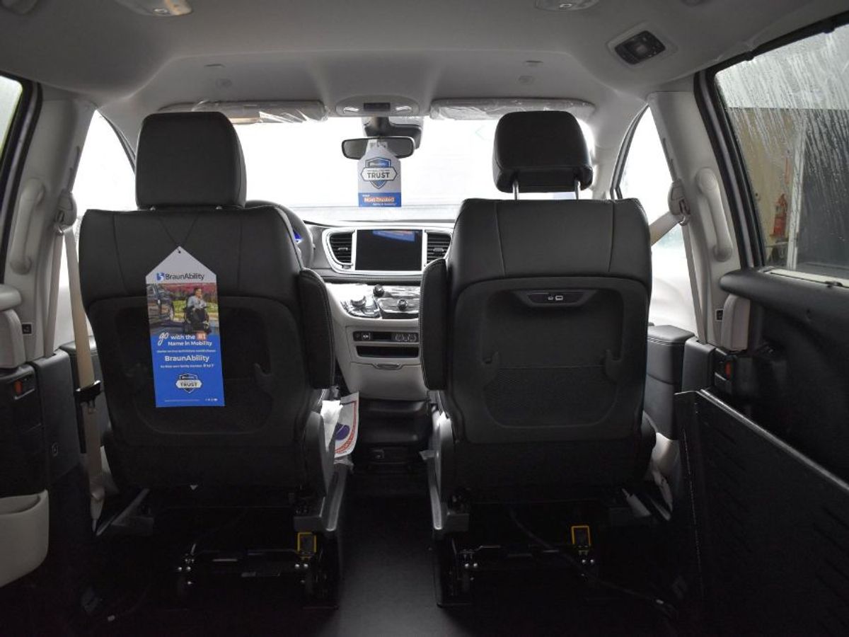 Silver Chrysler Pacifica image number 6