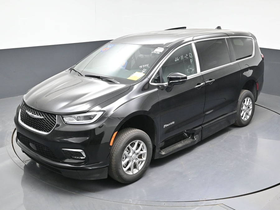 Black Chrysler Pacifica image number 18