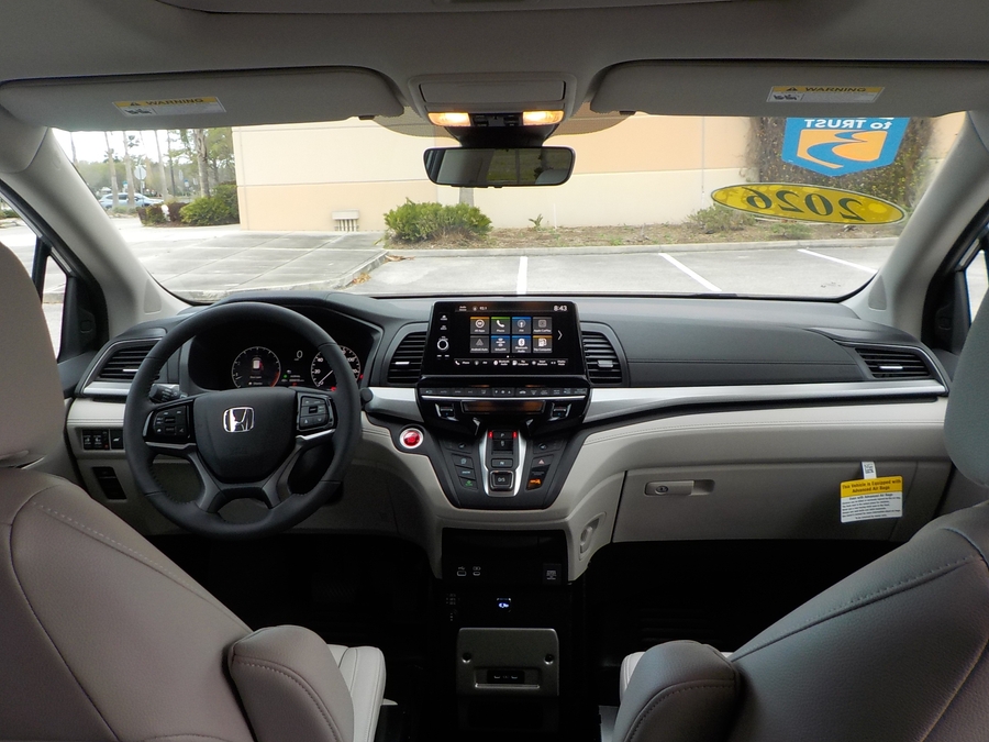 Silver Honda Odyssey image number 31