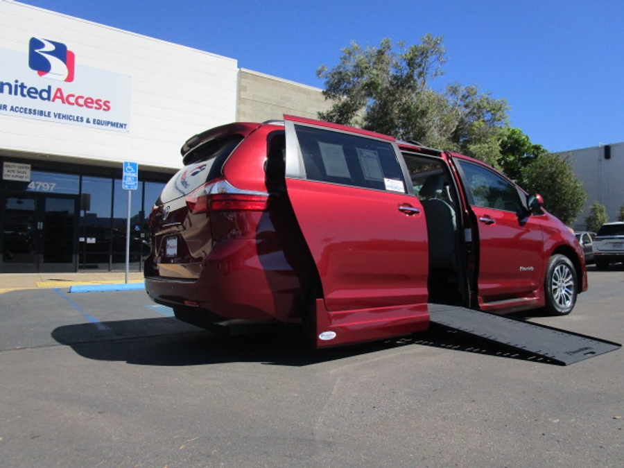 Used 2020 Toyota Sienna XLE - BraunAbility Side Entry Entry In Floor Automatic Ramp