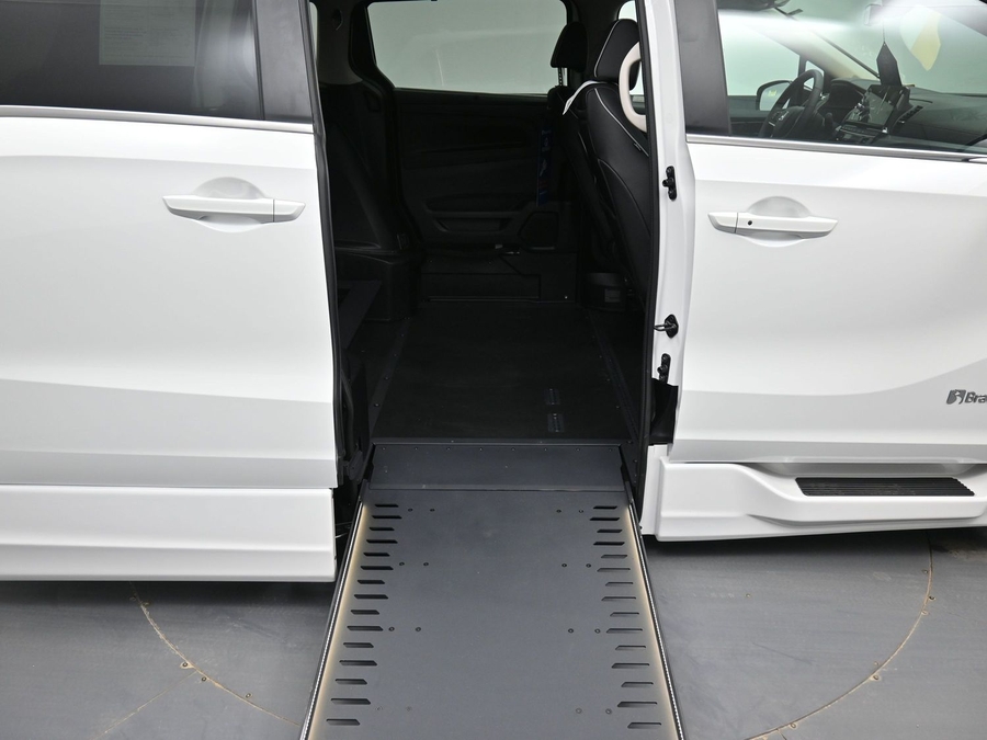 White Honda Odyssey image number 11