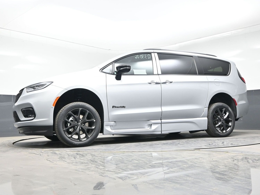 New 2026 Chrysler Pacifica Select Sport - BraunAbility Side Entry In Floor Automatic Ramp