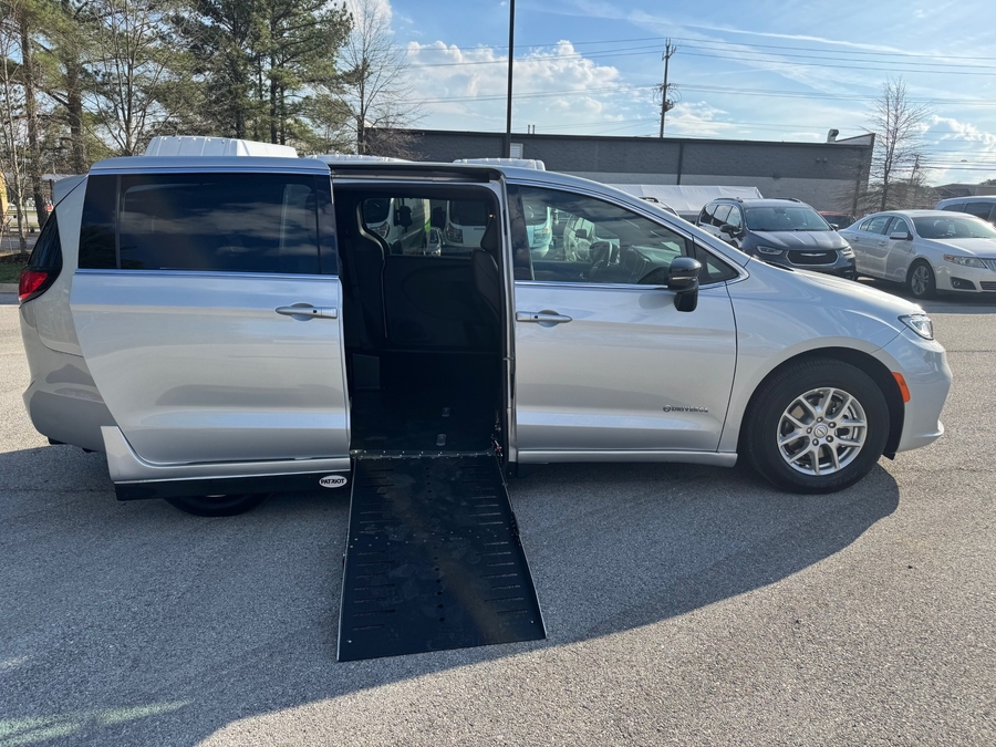 Silver Chrysler Pacifica image number 5