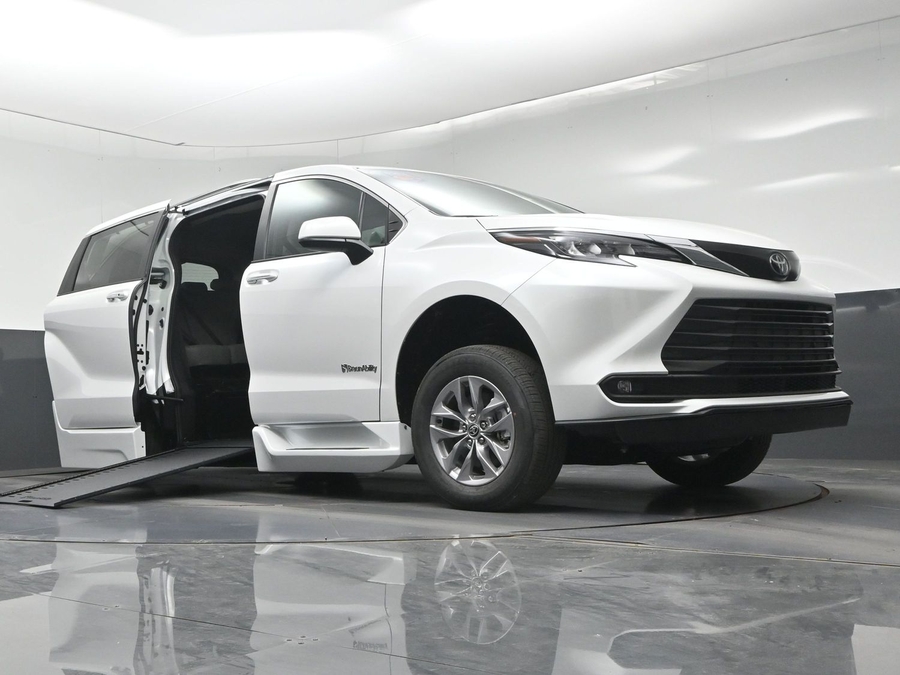 White Toyota Sienna image number 17