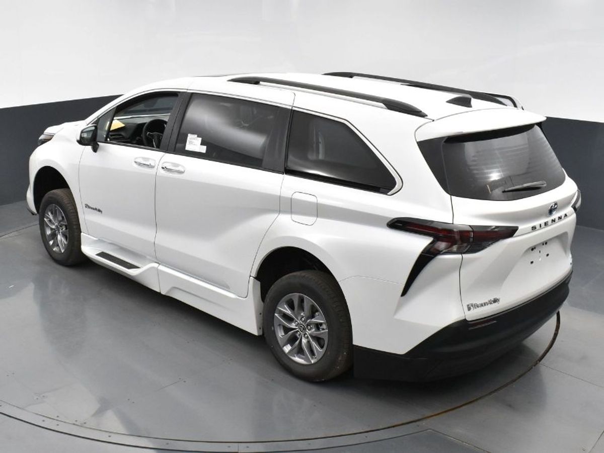 2023 Toyota Sienna XLE - Photo 16