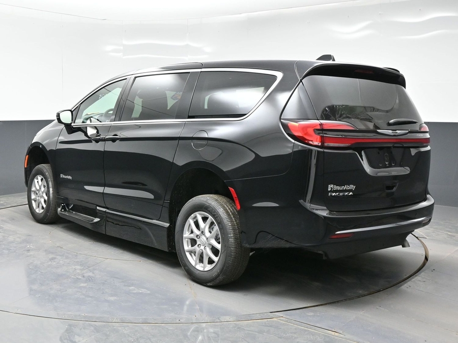 Black Chrysler Pacifica image number 4