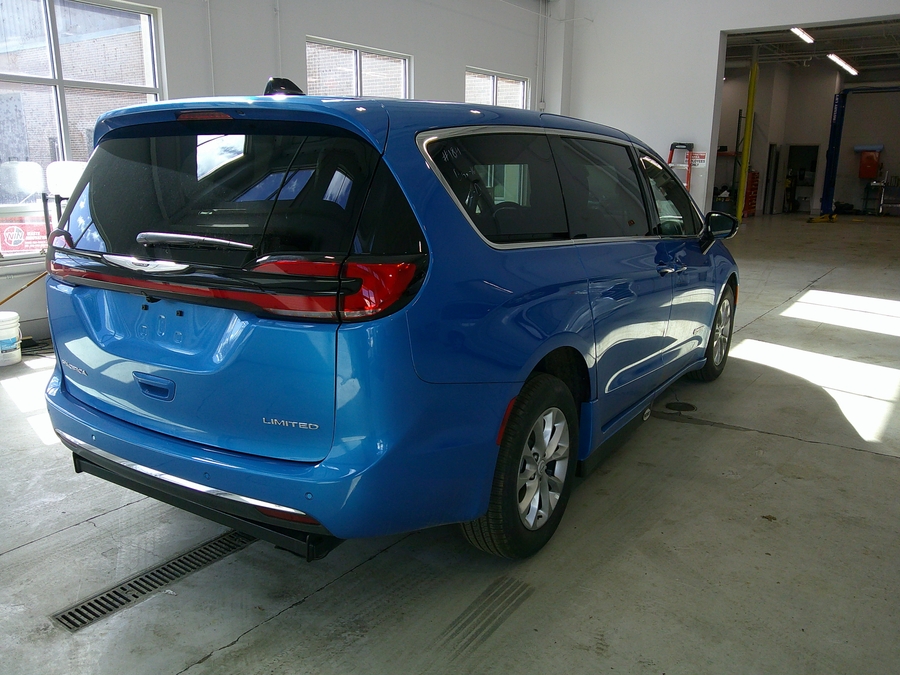Blue Chrysler Pacifica image number 9