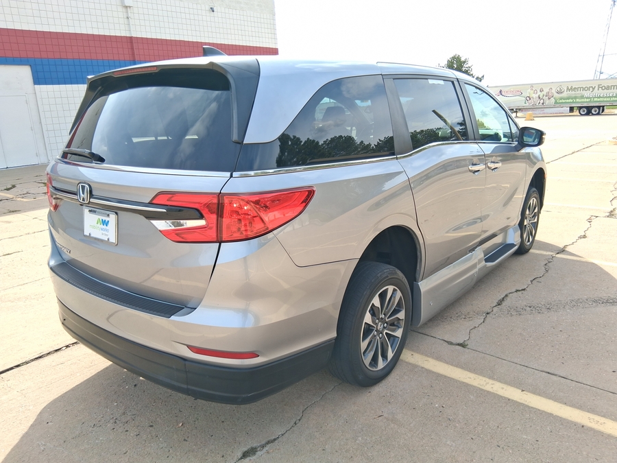 Silver Honda Odyssey image number 19