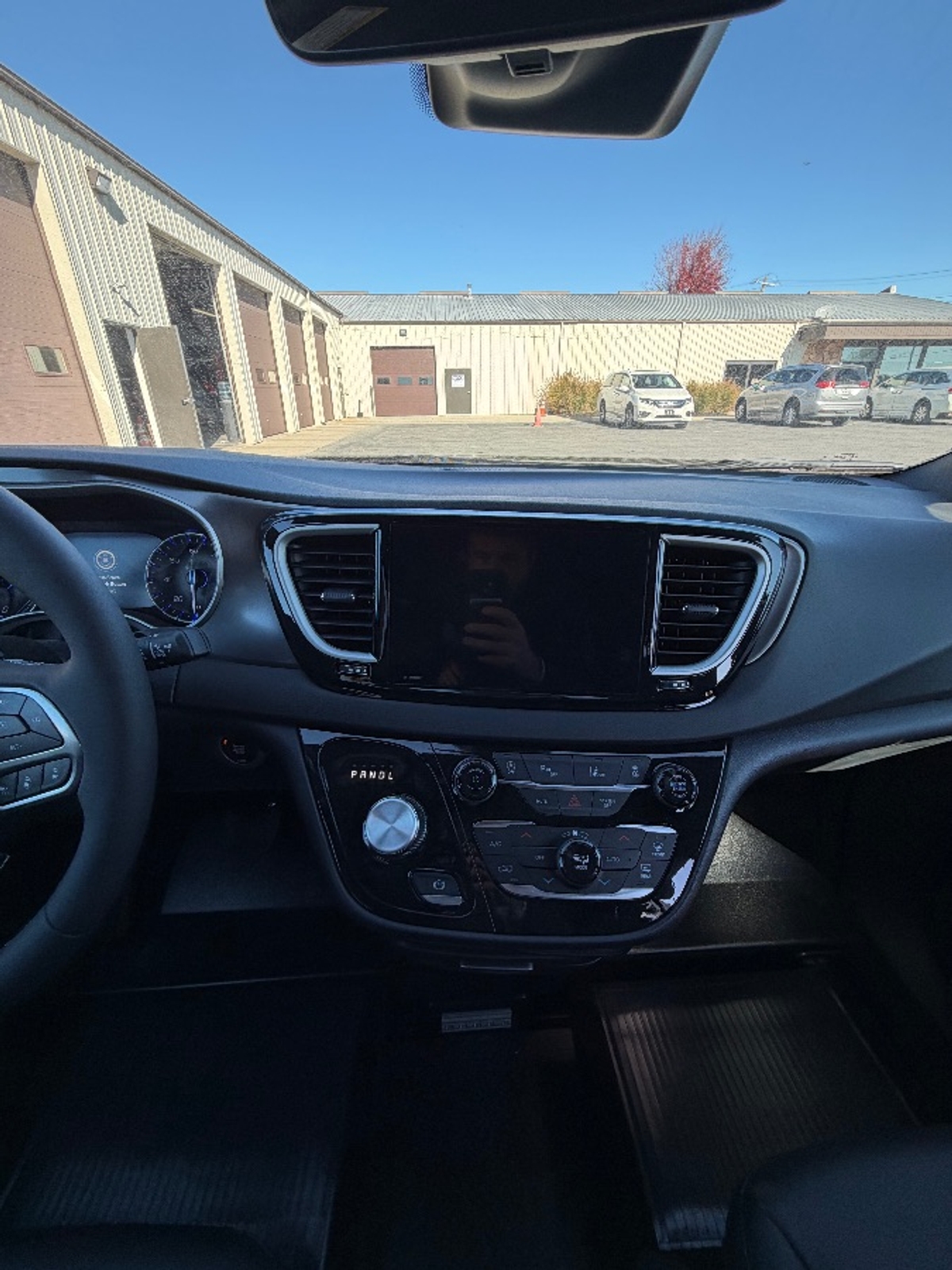 White Chrysler Voyager image number 18