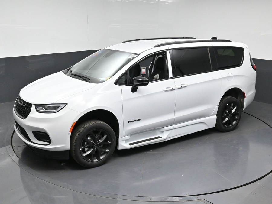 New 2026 Chrysler Pacifica Select Sport - BraunAbility Side Entry Fold Out Automatic Ramp