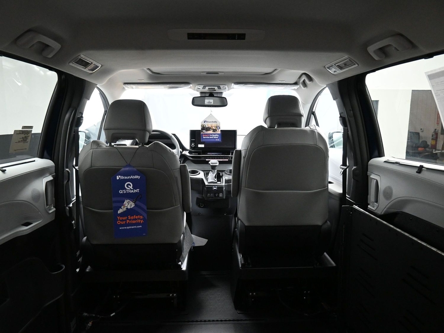 New 2026 Toyota Sienna Hybrid XLE Base - BraunAbility Side Entry Fold Out Automatic Ramp