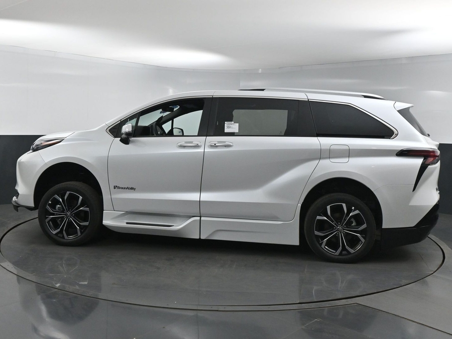 New 2025 Toyota Sienna Hybrid Platinum - BraunAbility Side Entry Entry Fold Out Automatic Ramp