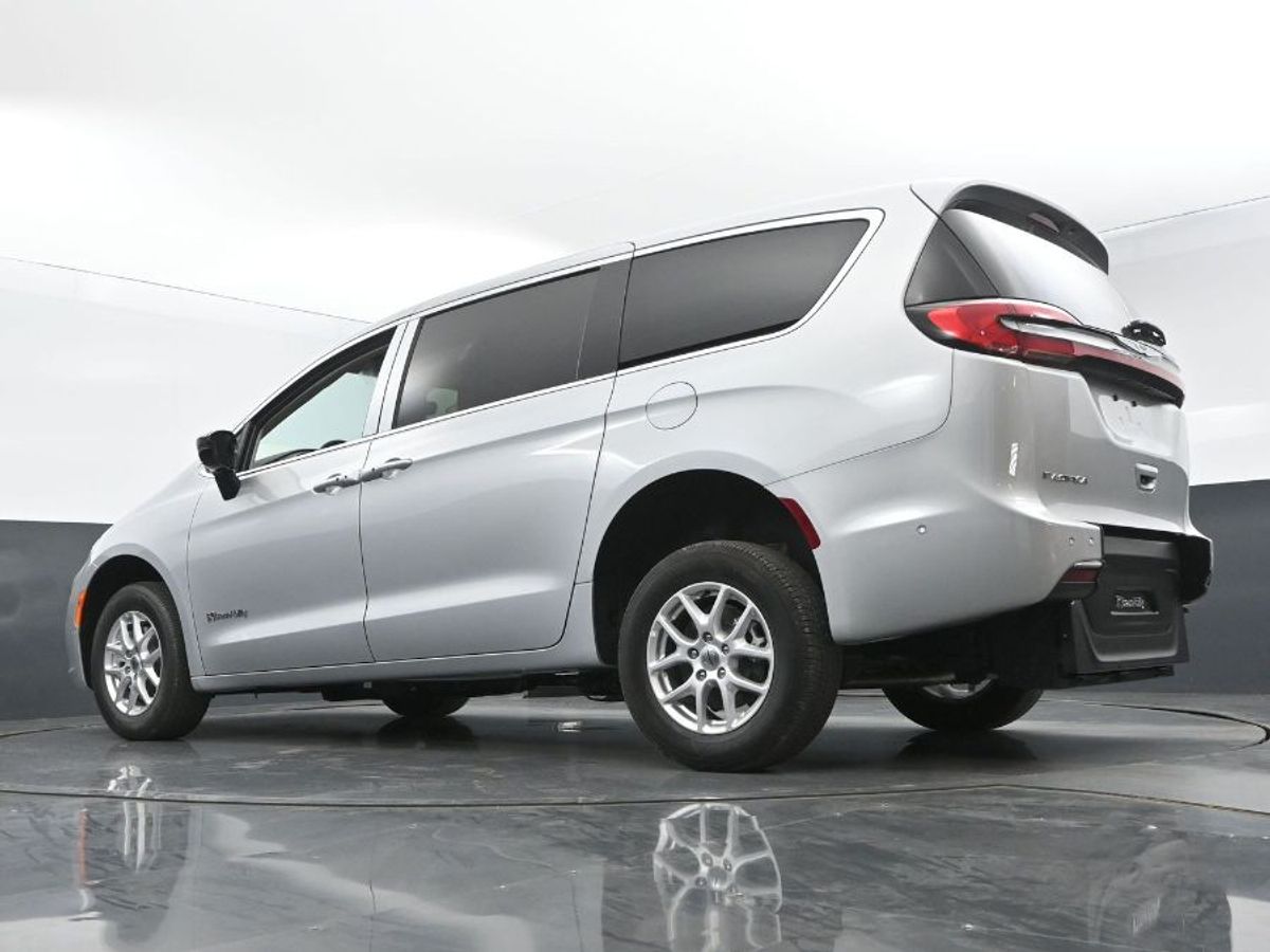 Silver Chrysler Pacifica image number 8