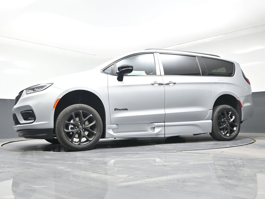 New 2026 Chrysler Pacifica Select Sport - BraunAbility Side Entry Entry Fold Out Automatic Ramp