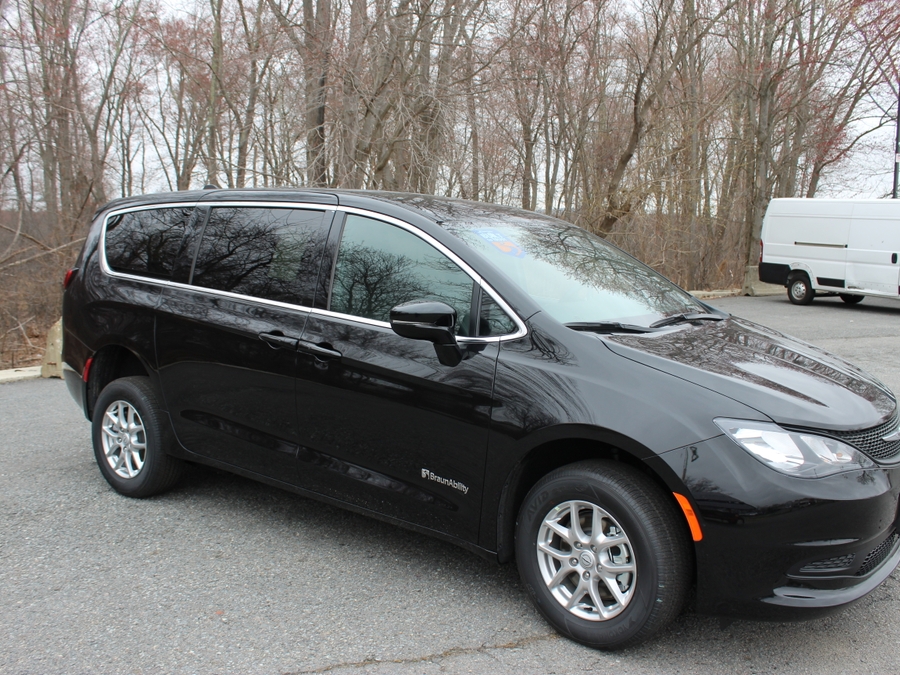 Black Chrysler Voyager image number 6