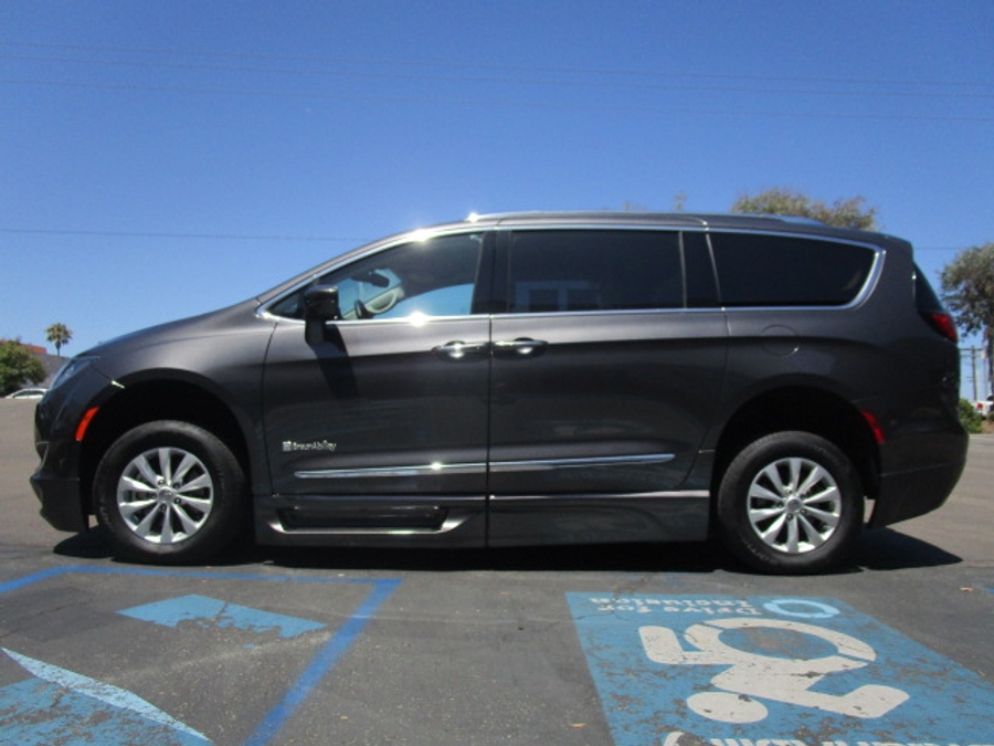 Used 2018 Chrysler Pacifica Touring L - BraunAbility Side Entry In Floor Automatic Ramp