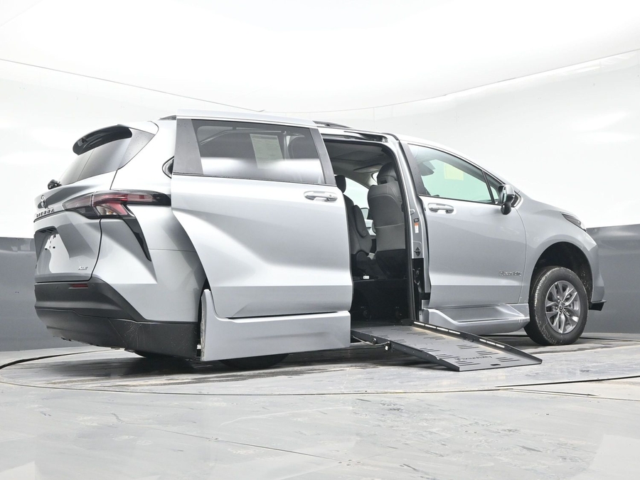 New 2025 Toyota Sienna Hybrid XLE PLUS - BraunAbility Side Entry Entry Fold Out Automatic Ramp