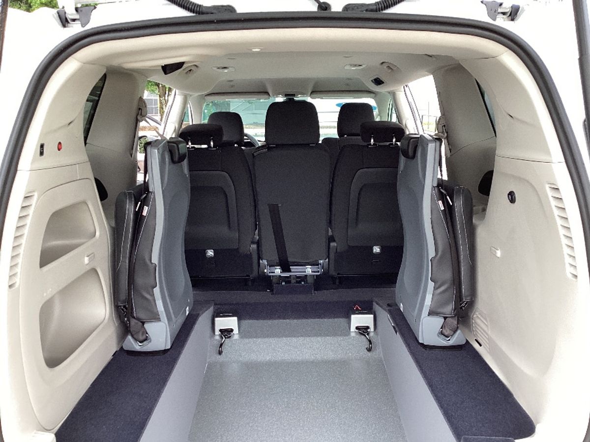 White Chrysler Voyager image number 16