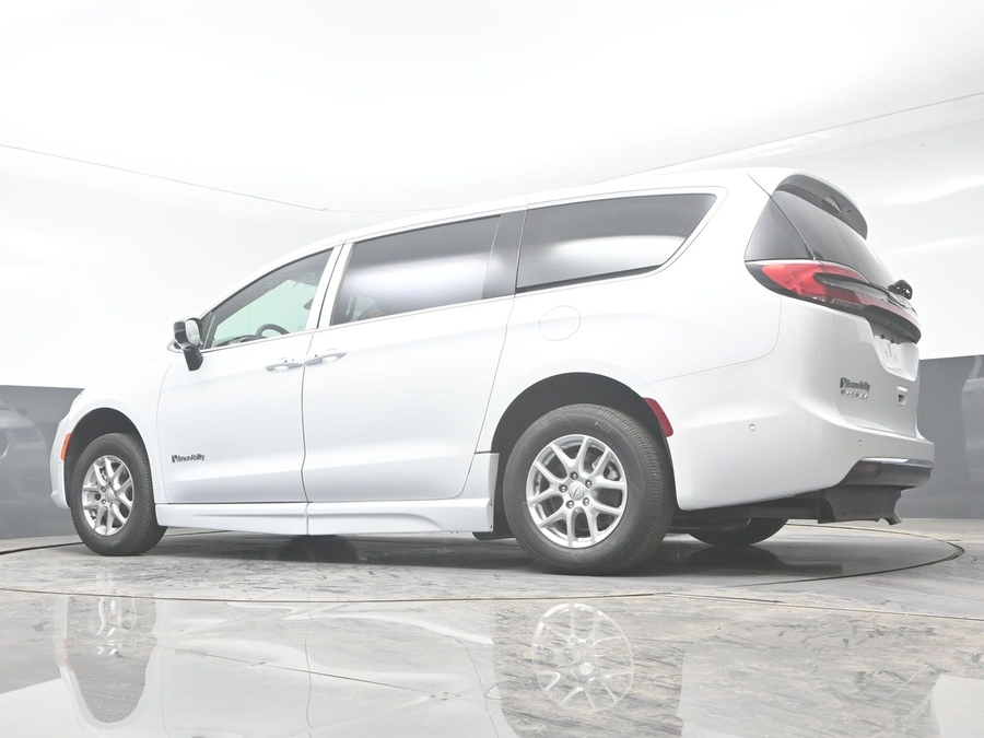 White Chrysler Pacifica image number 24