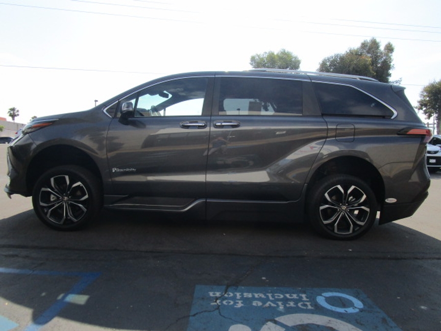 New 2025 Toyota Sienna Hybrid Platinum - BraunAbility Side Entry Entry Fold Out Automatic Ramp