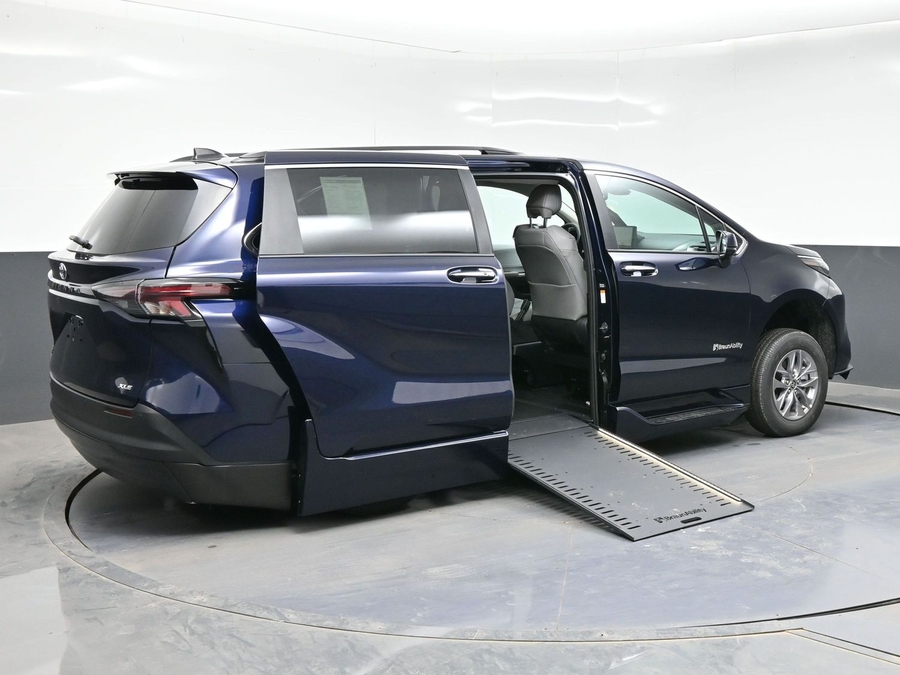Blue Toyota Sienna image number 6