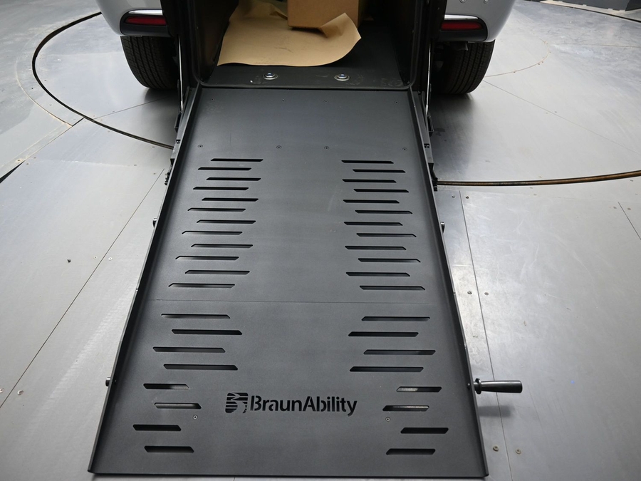 Silver Chrysler Pacifica image number 8