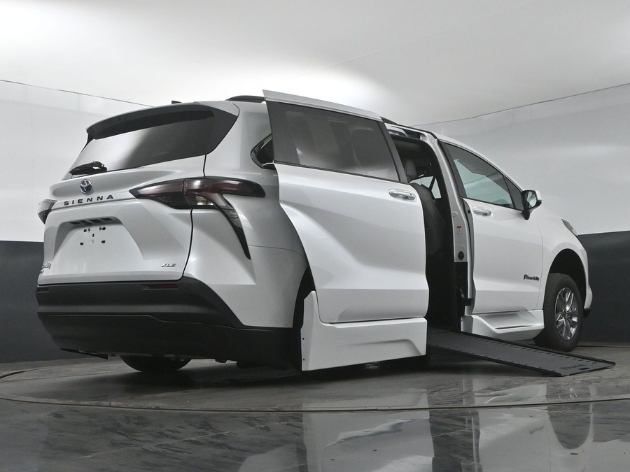 New 2025 Toyota Sienna Hybrid XLE Plus - BraunAbility Side Entry Entry In Floor Automatic Ramp