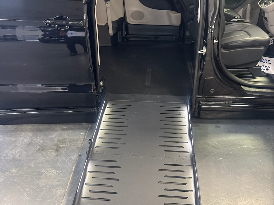 Black Chrysler Pacifica image number 4