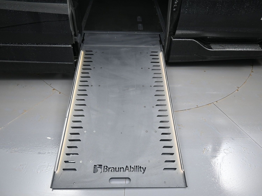 Black Honda Odyssey image number 9