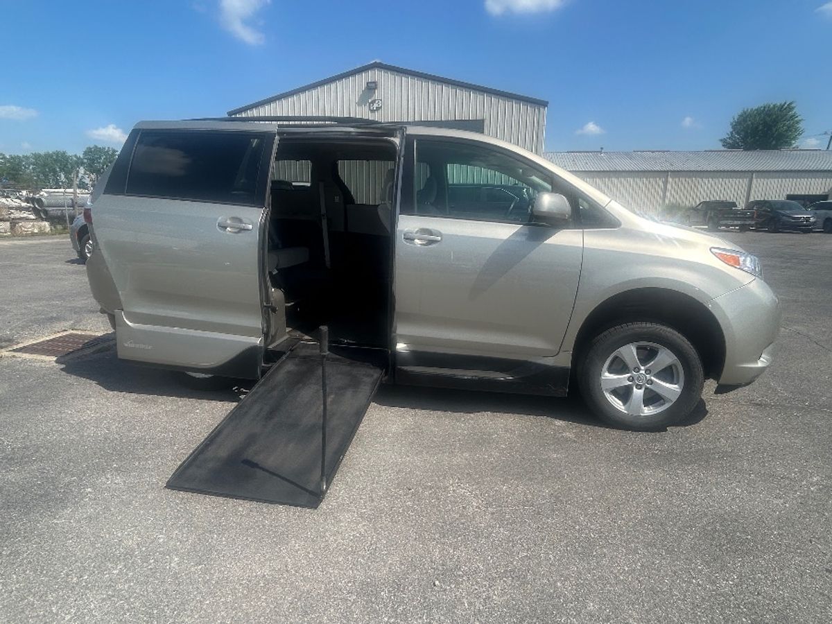 2017 Toyota Sienna LE