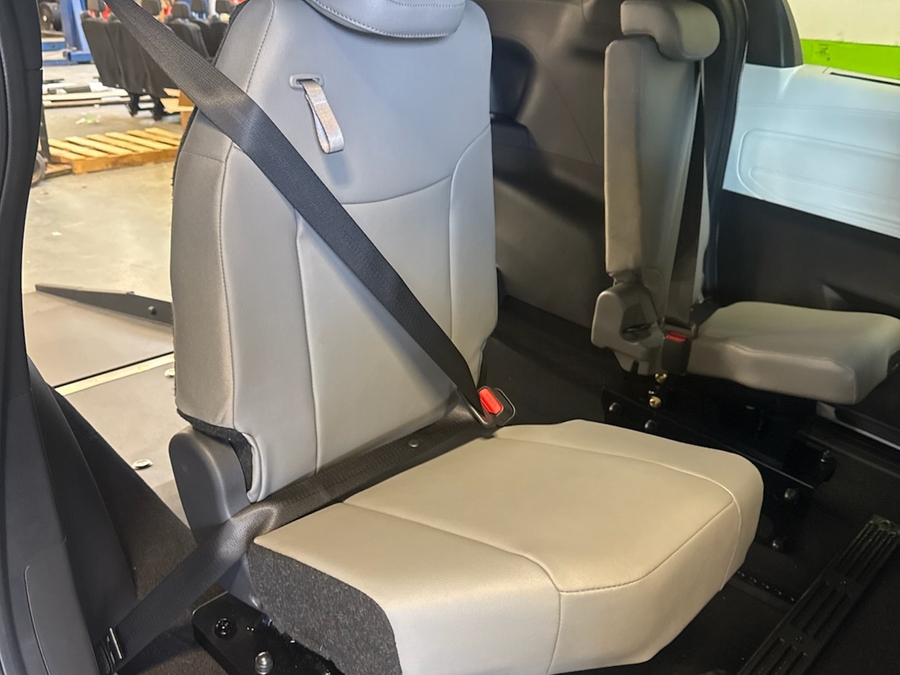 White Toyota Sienna image number 8