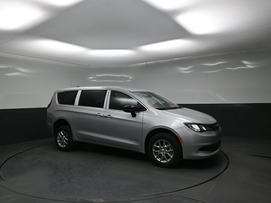 Silver Chrysler Voyager image number 16