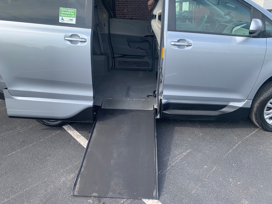 Used 2014 Toyota Sienna XLE - VMI Side Entry Entry In Floor Automatic Ramp