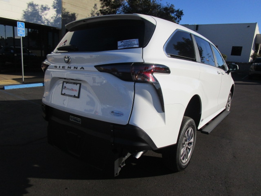 New 2026 Toyota Sienna Hybrid LE - Vantage Mobility Commercial Rear Entry Entry Fold Out Manual Ramp