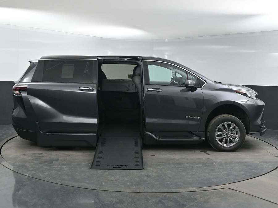 New 2025 Toyota Sienna Hybrid XLE Base - BraunAbility Side Entry Entry In Floor Automatic Ramp