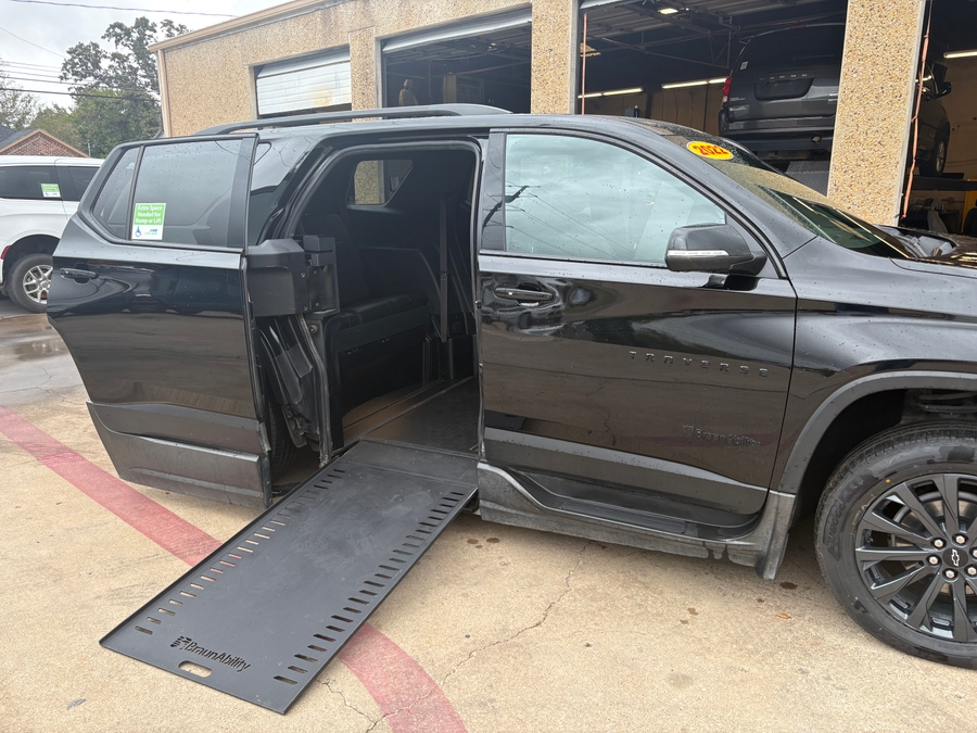 Black Chevrolet Traverse image number 4