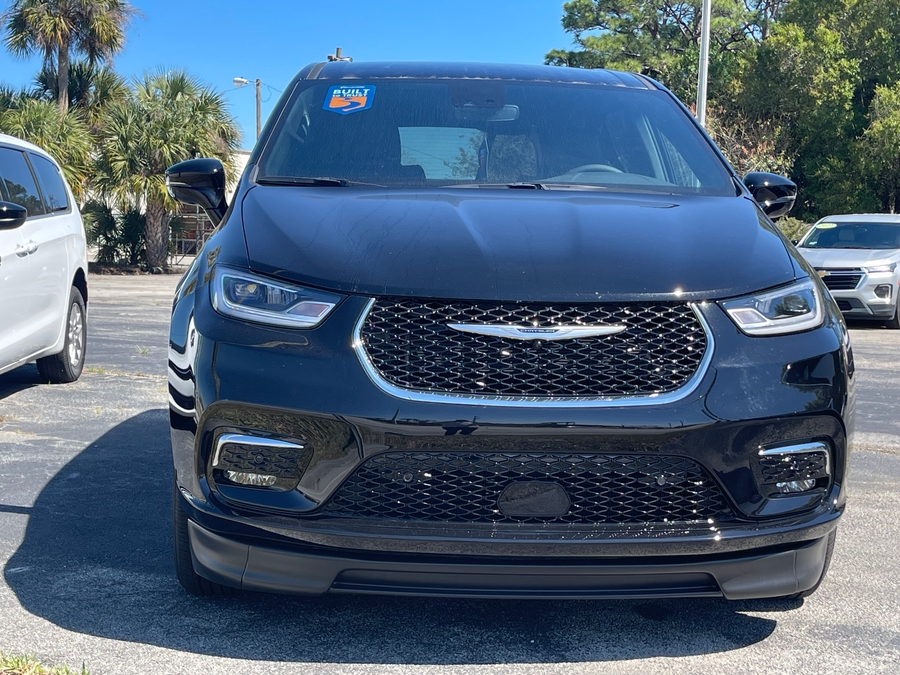 Black Chrysler Pacifica with Side Entry Automatic In Floor ramp