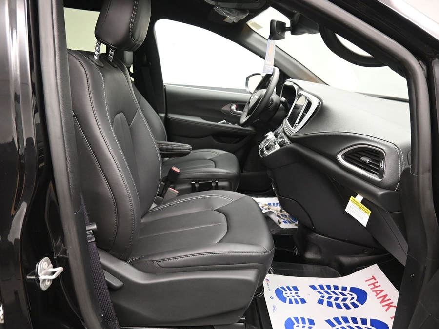 Black Chrysler Pacifica image number 8