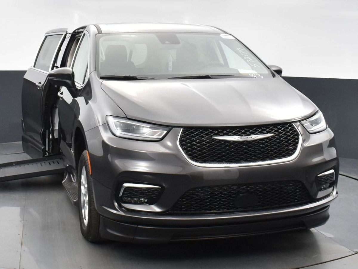 Grey Chrysler Pacifica image number 17