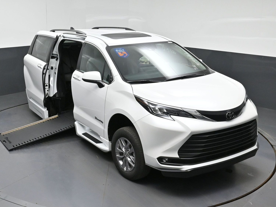 White Toyota Sienna image number 11
