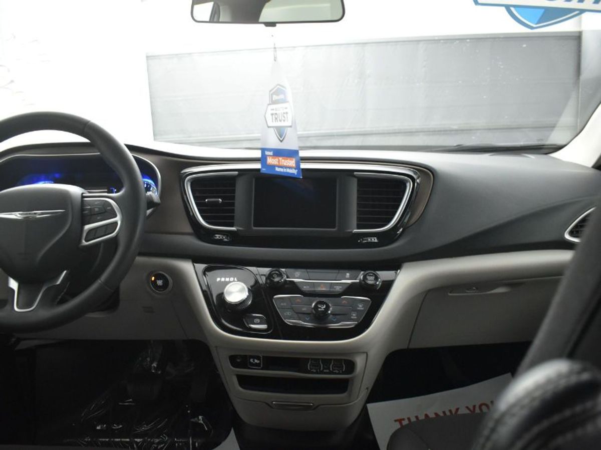 Grey Chrysler Voyager image number 12