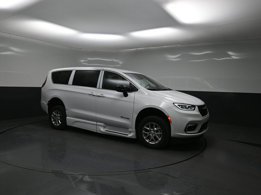 White Chrysler Pacifica image number 13