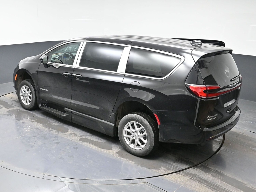 Black Chrysler Pacifica image number 24