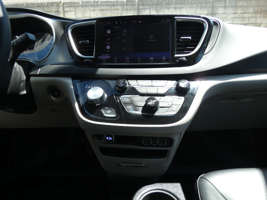 Silver Chrysler Pacifica image number 2