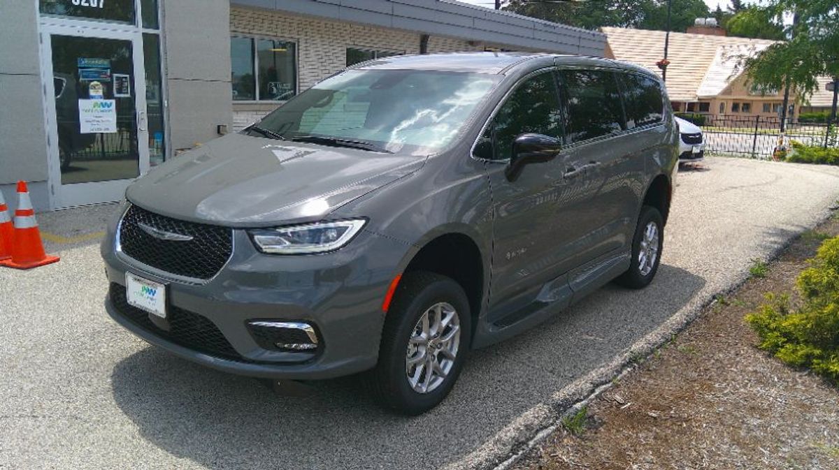 Grey Chrysler Pacifica image number 3