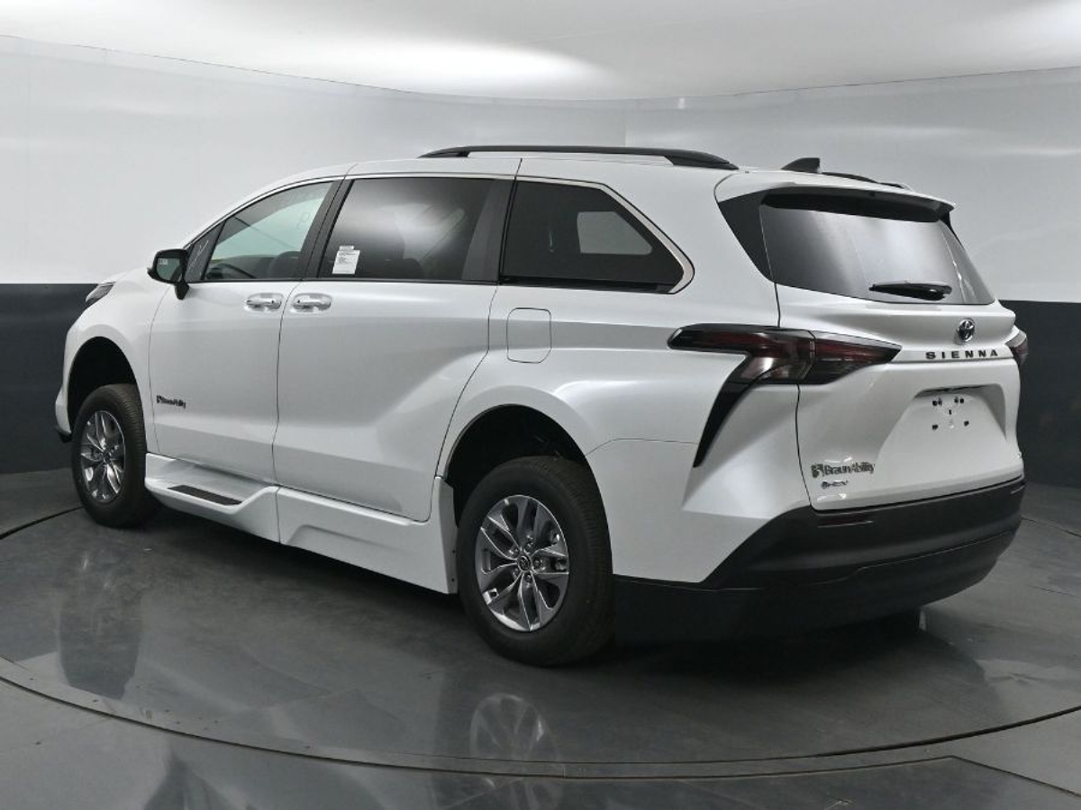 2025 TOYOTA SIENNA - Image 3