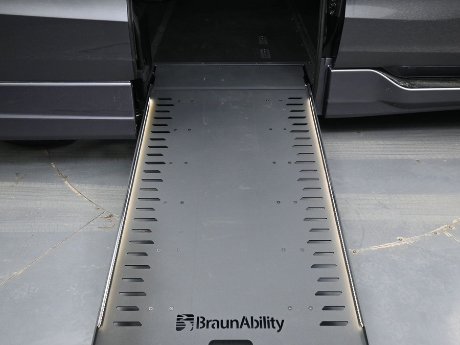 Grey Honda Odyssey image number 10