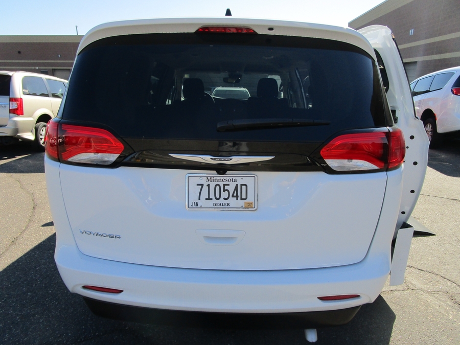 White Chrysler Voyager image number 3